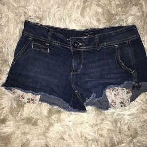 Polo shorts with floral pockets